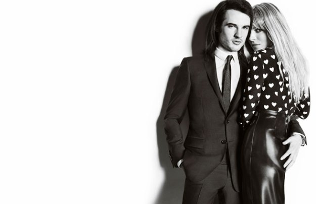 Sienna Miller y Tom Sturridge Burberry corazones