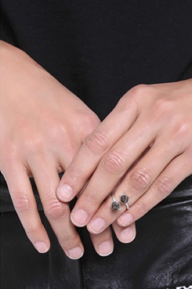 mania-mania-ishtar-knuckle-ring