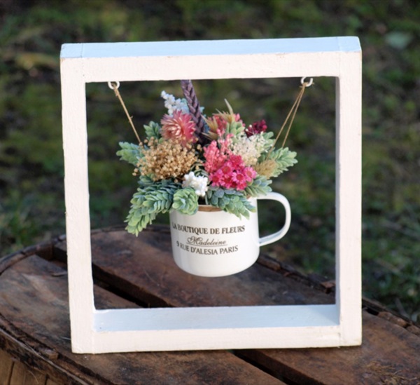 flores en el columpio