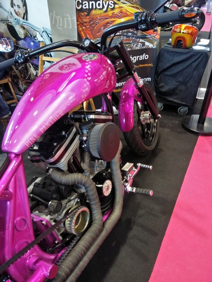 moto customizada rosa
