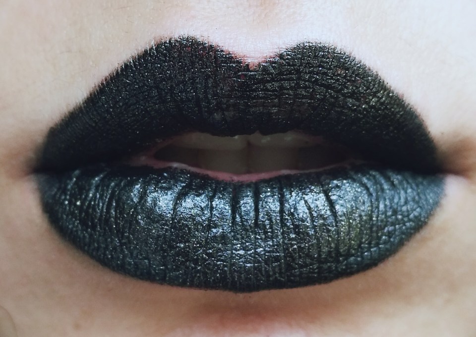 labios negros dorado