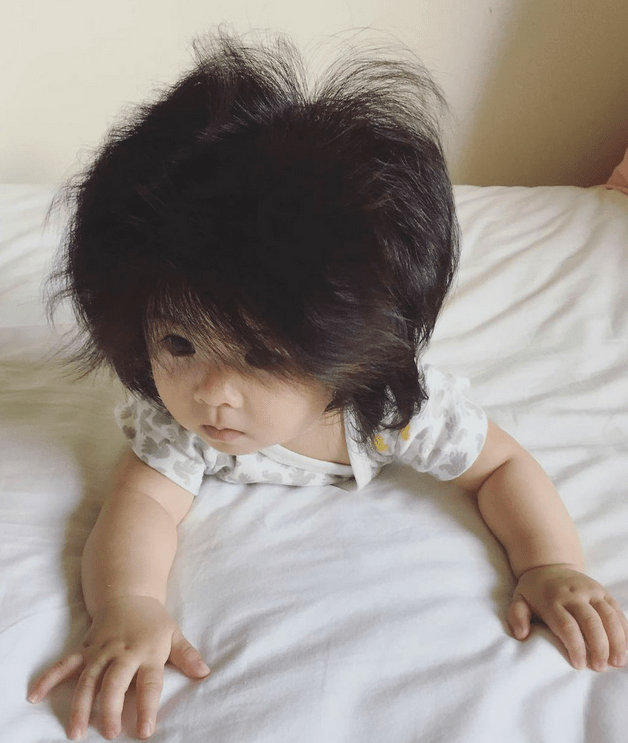 bebe japones mucho pelo